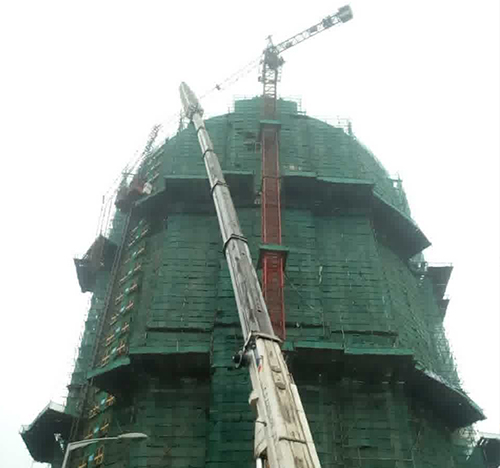 公安吊车在工地上作业
